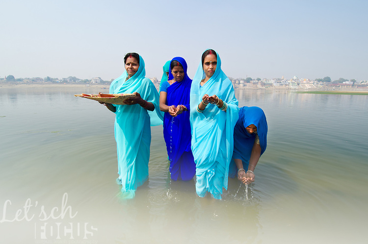 Indian women performing a prayer in Ganga (Ganges) river, Varana